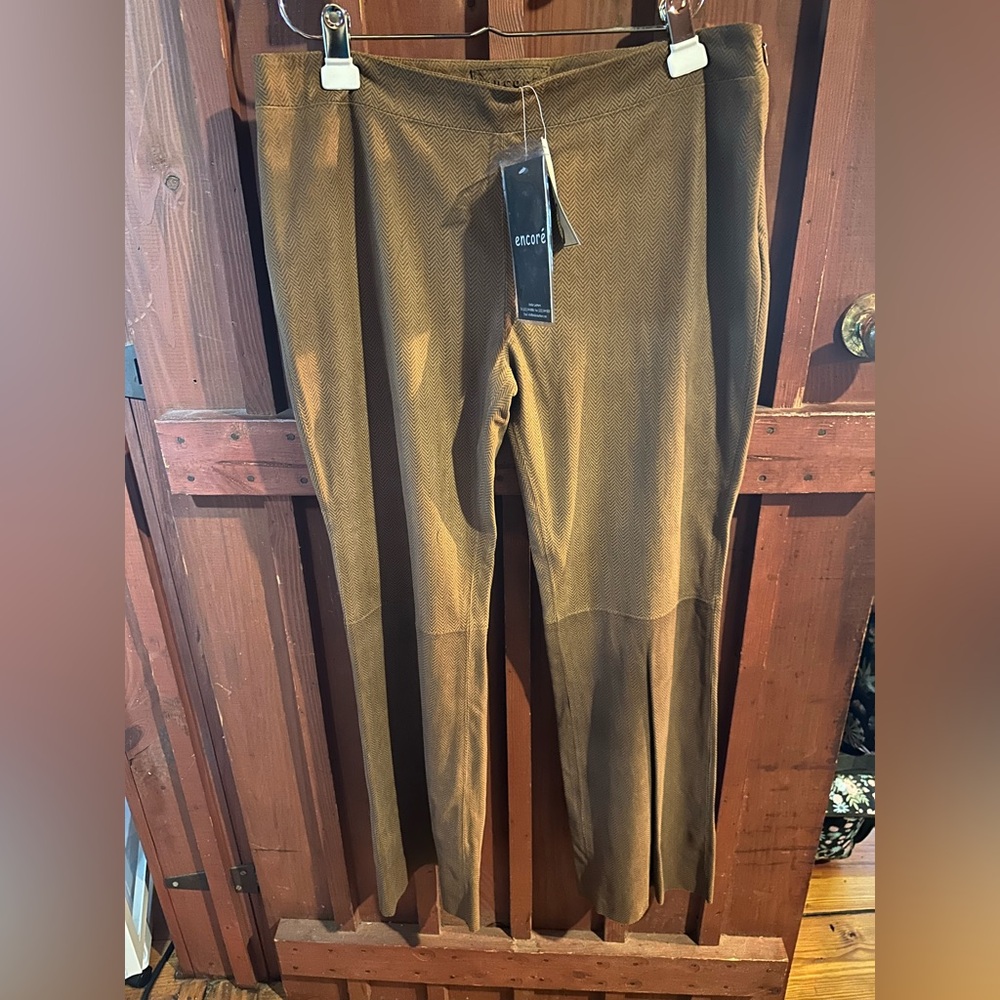 Encore Leather pants. Woman’s size 12. New
29” inseam 17” across.